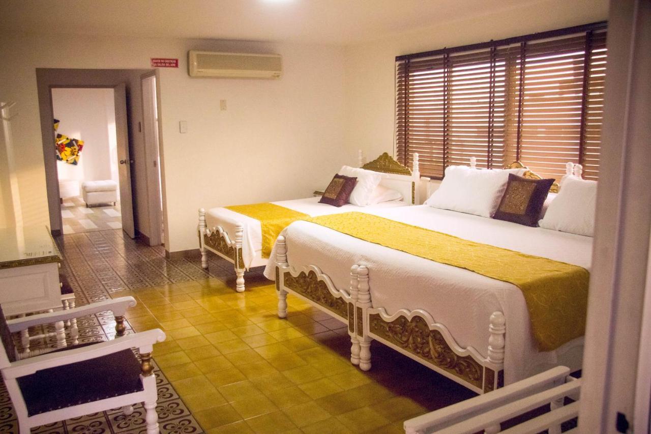 לה דוראדה Hotel Mall Santana Del Rio מראה חיצוני תמונה